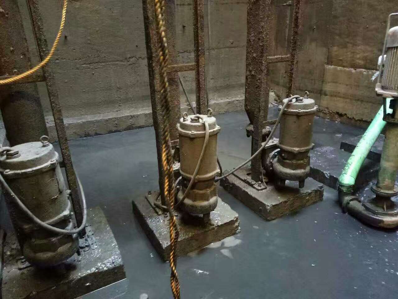 龙河镇污水池清理