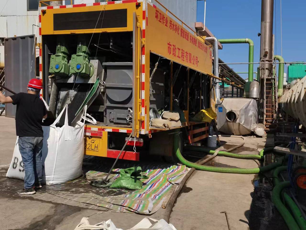 龙河镇淤泥压干处理