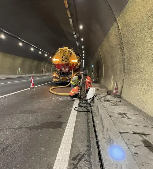 龙河镇隧道排水渠清淤